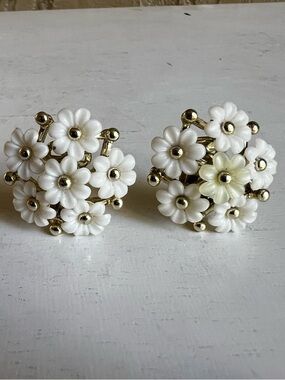 Retro Coquette White Floral Daisy Clip-On Earrings - Gold Accent